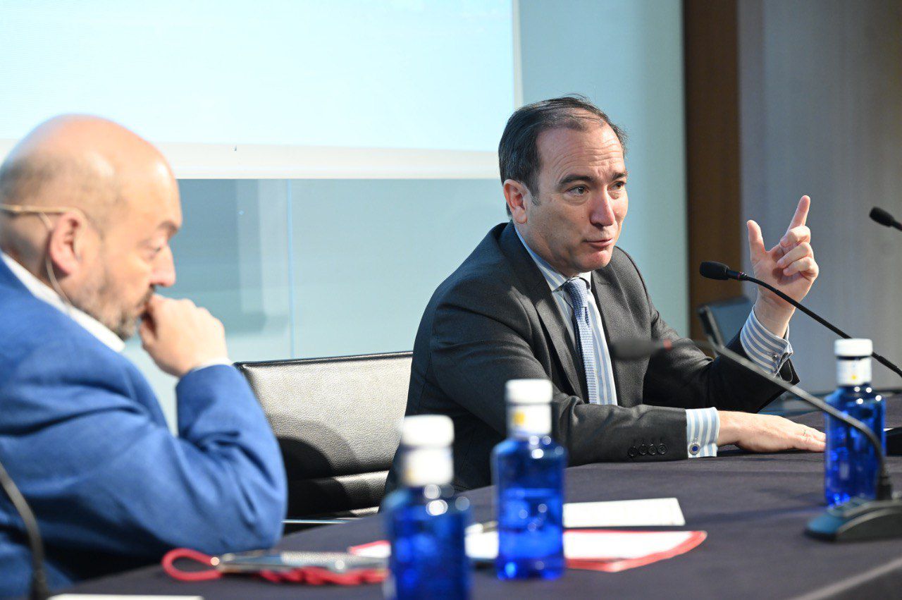 Borja Carabante, segundo teniente de alcalde y concejal del Área de Gobierno de Urbanismo, Medioambiente y Movilidad del Ayuntamiento de Madrid, inaugura las segunda parte de estas jornadas junto al presidente de Madridiario, Constantino Mediavilla