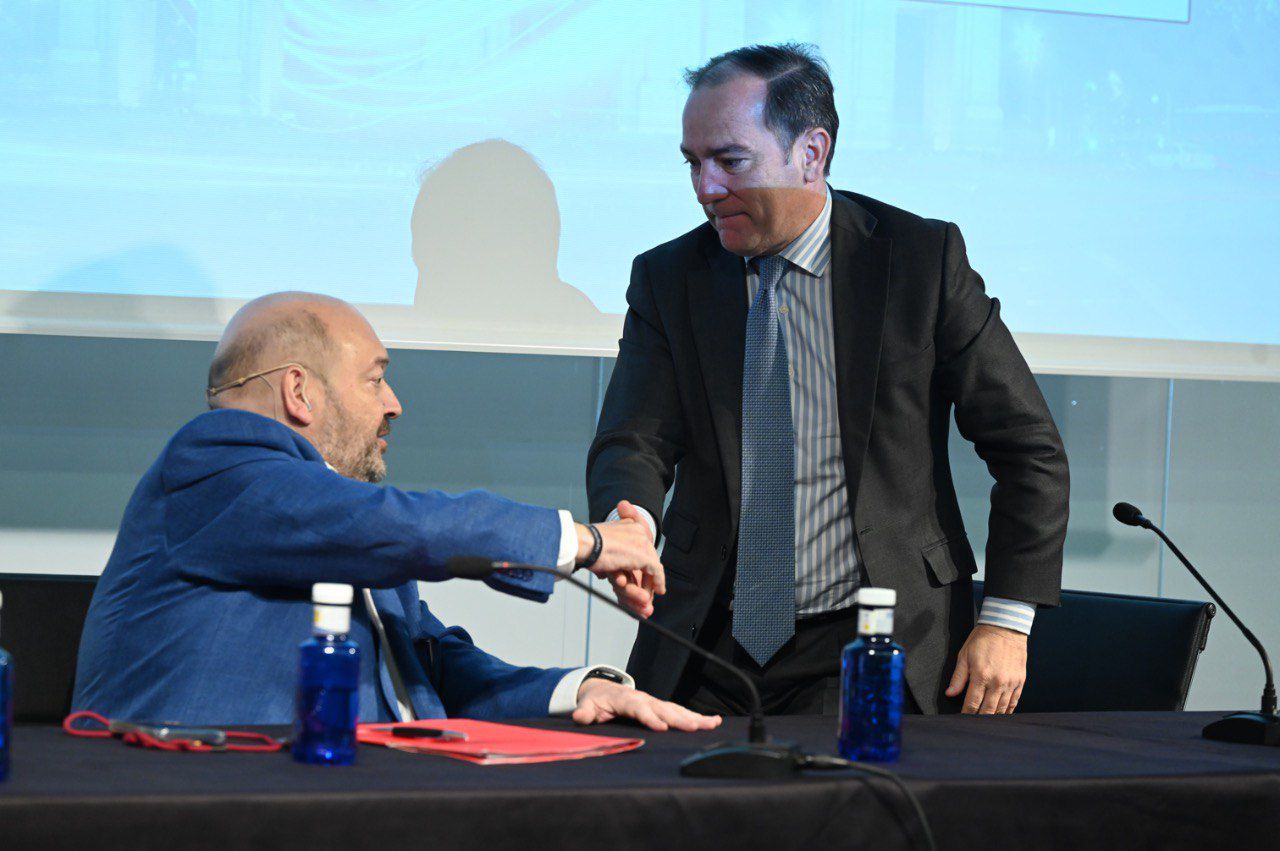 Borja Carabante, segundo teniente de alcalde y concejal del Área de Gobierno de Urbanismo, Medioambiente y Movilidad del Ayuntamiento de Madrid, inaugura las segunda parte de estas jornadas junto al presidente de Madridiario, Constantino Mediavilla