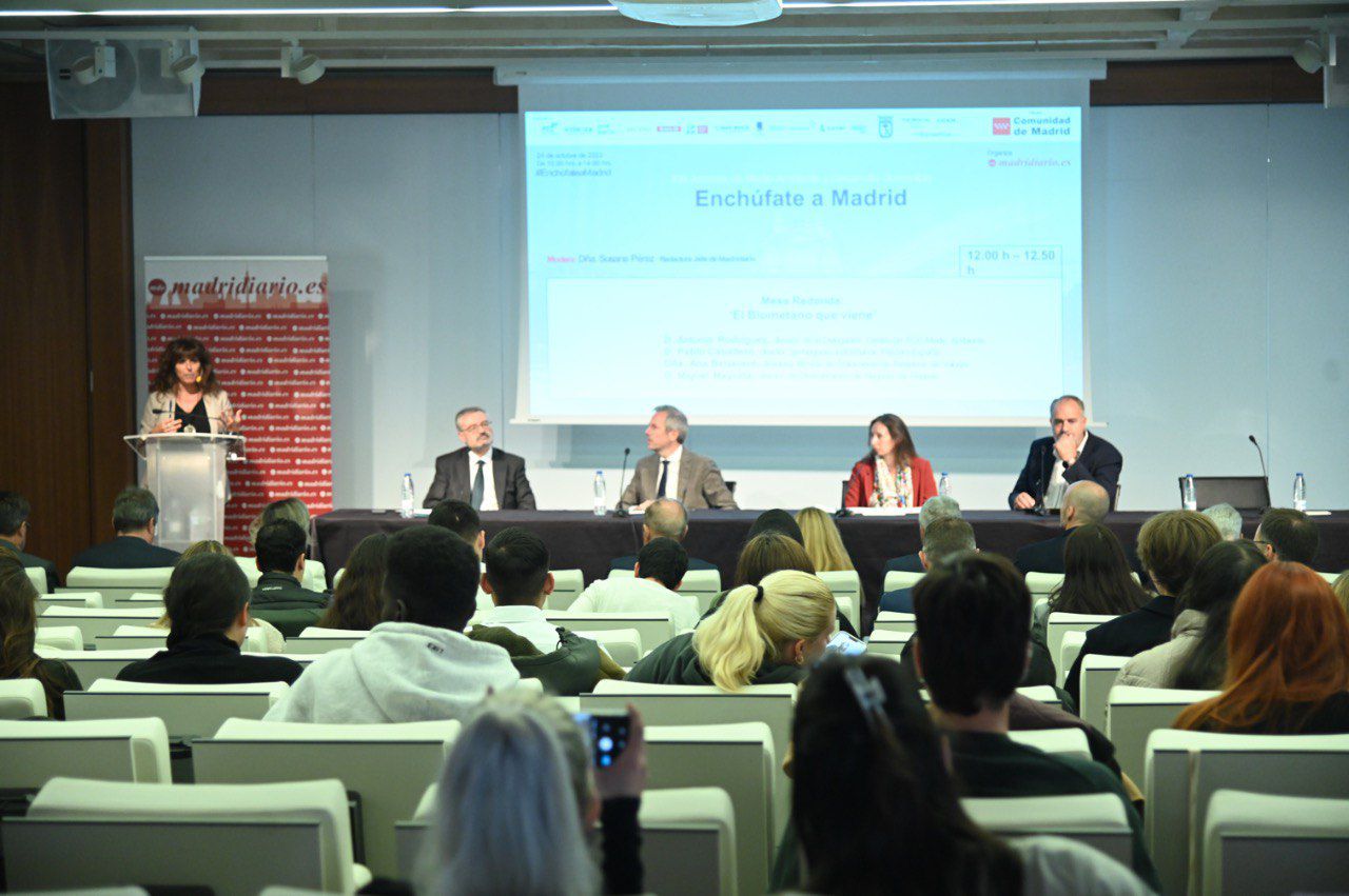 'El biometano que viene' es el título de la segunda mesa de debate, moderada por Susana Pérez, redactora jefe de Madridiario, y con la presencia de Miguel Mayrata, director de Diversificación de Negocio de Redexis, Pablo Caballero, director de Negocio Industrial de PreZero España, Antonio Rodríguez, director de la Delegación Centro de FCC Medio Ambiente, y Ana Benavent, directora técnica de Tratamiento de Residuos de Valoriza