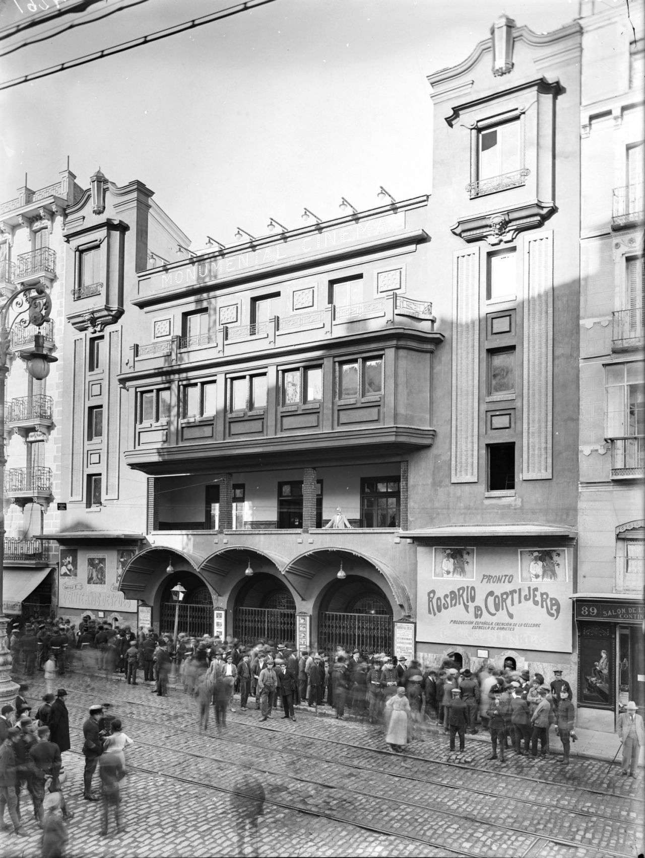 Fachada original del Monumental Cinema en 1923