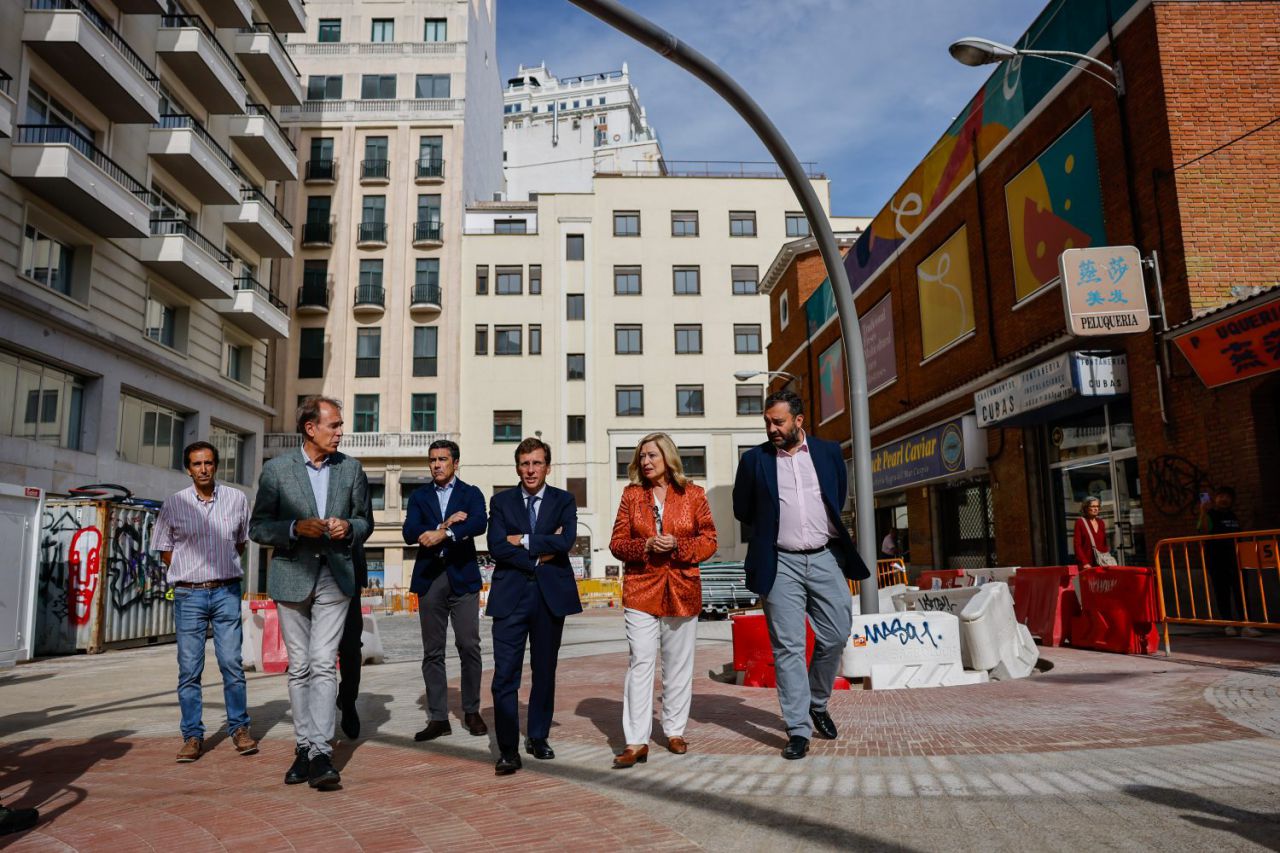 José Luis Martínez-Almeida, Paloma García Romero y Carlos Segura visitan las obras del entorno del mercado de Mostenses 