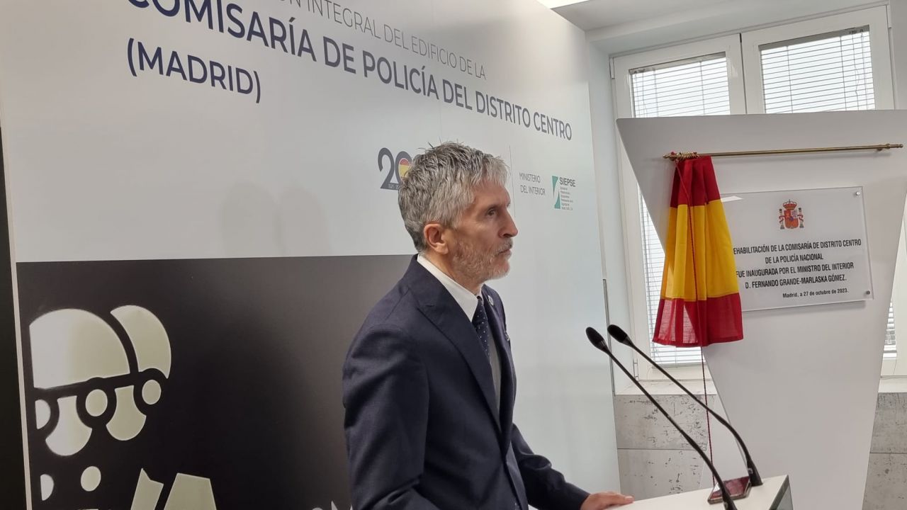 El ministro fernando Grande-Marlaska en la inauguración de la comisaría de Leganitos.