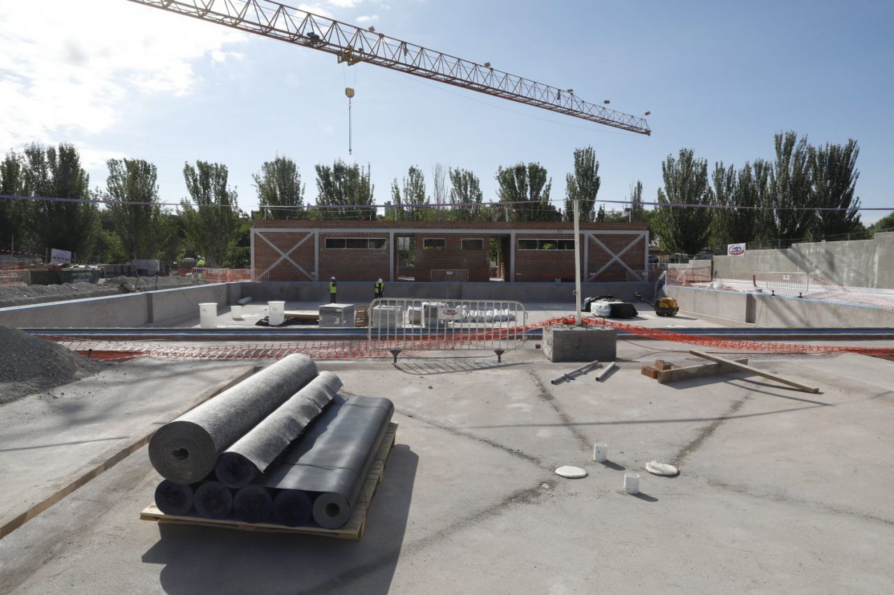 Paloma García Romero y Juan Peña visitan las obras de las piscinas municipales de verano de Barajas