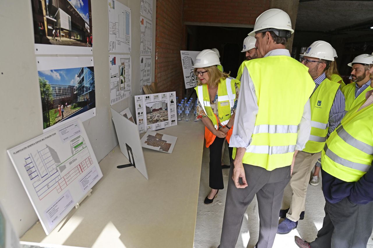 Paloma García Romero, José Fernández y Carlos Segura visitan las obras de construcción del nuevo edificio multifuncional situado entre las calles Fúcar y Costanilla de los Desamparados
