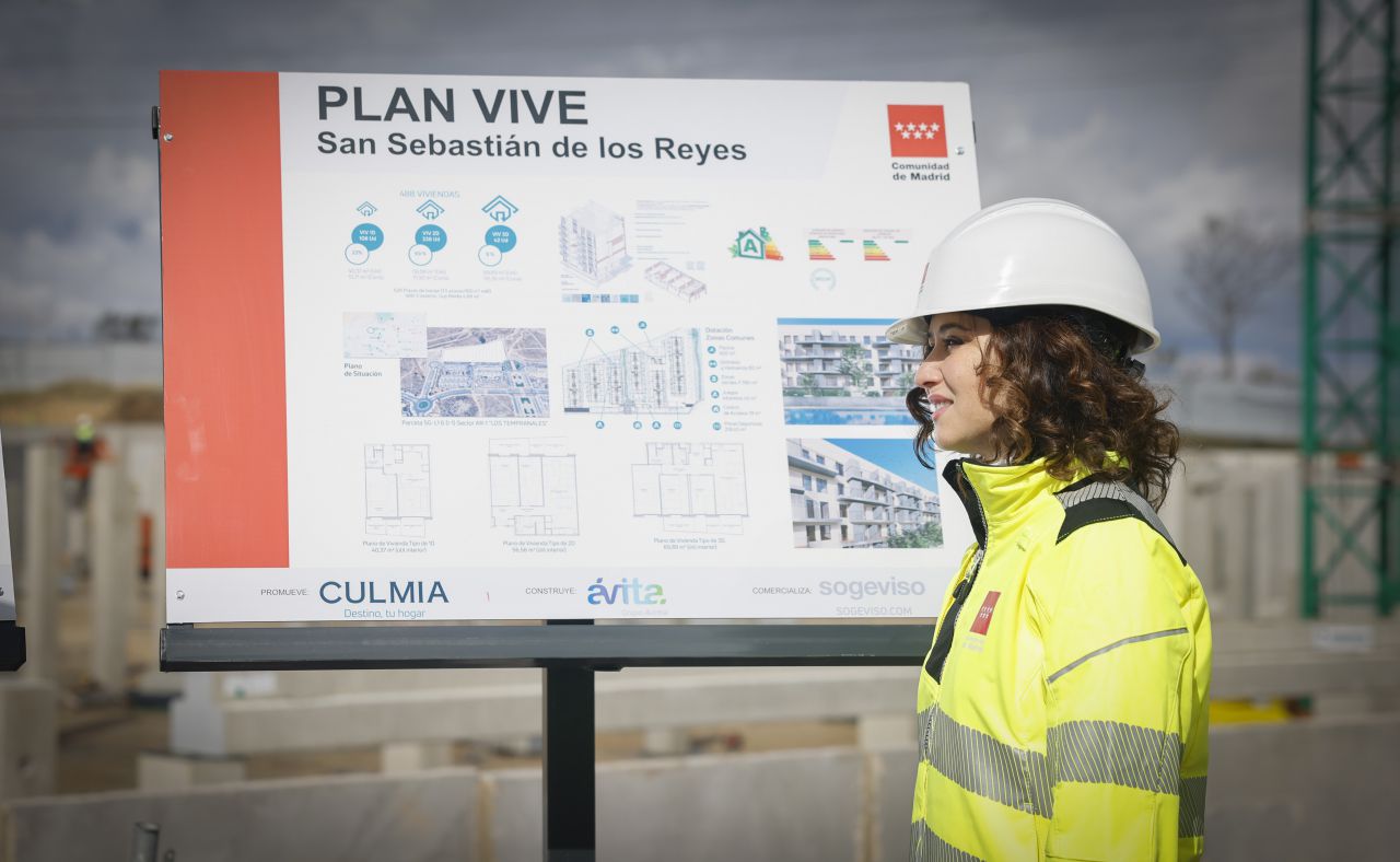 Ayuso visita un piso piloto del Plan Vive en San Sebastián de los Reyes