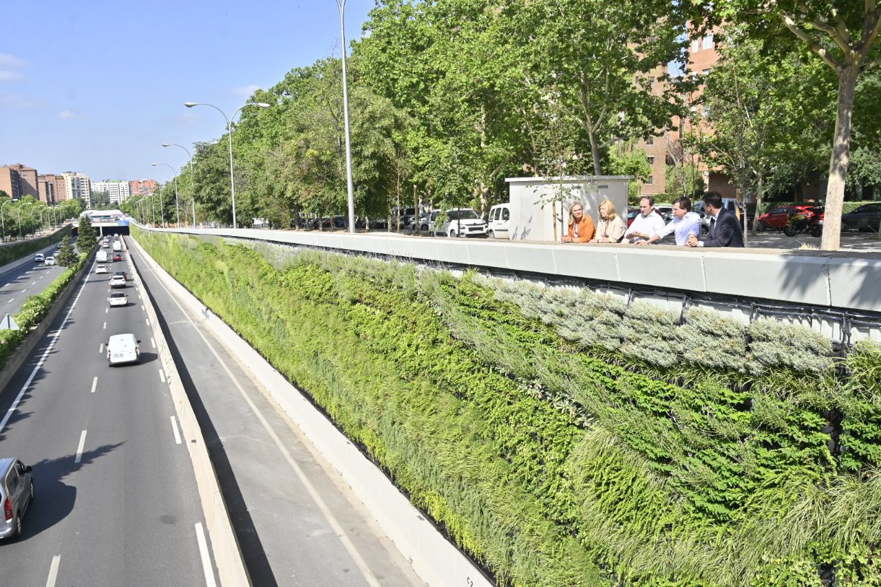 Jardines verticales en los muros de la M-30 entre la glorieta de Nueva Zelanda y la de Mariano Salvador Maella, en la avenida de la Ilustración. 