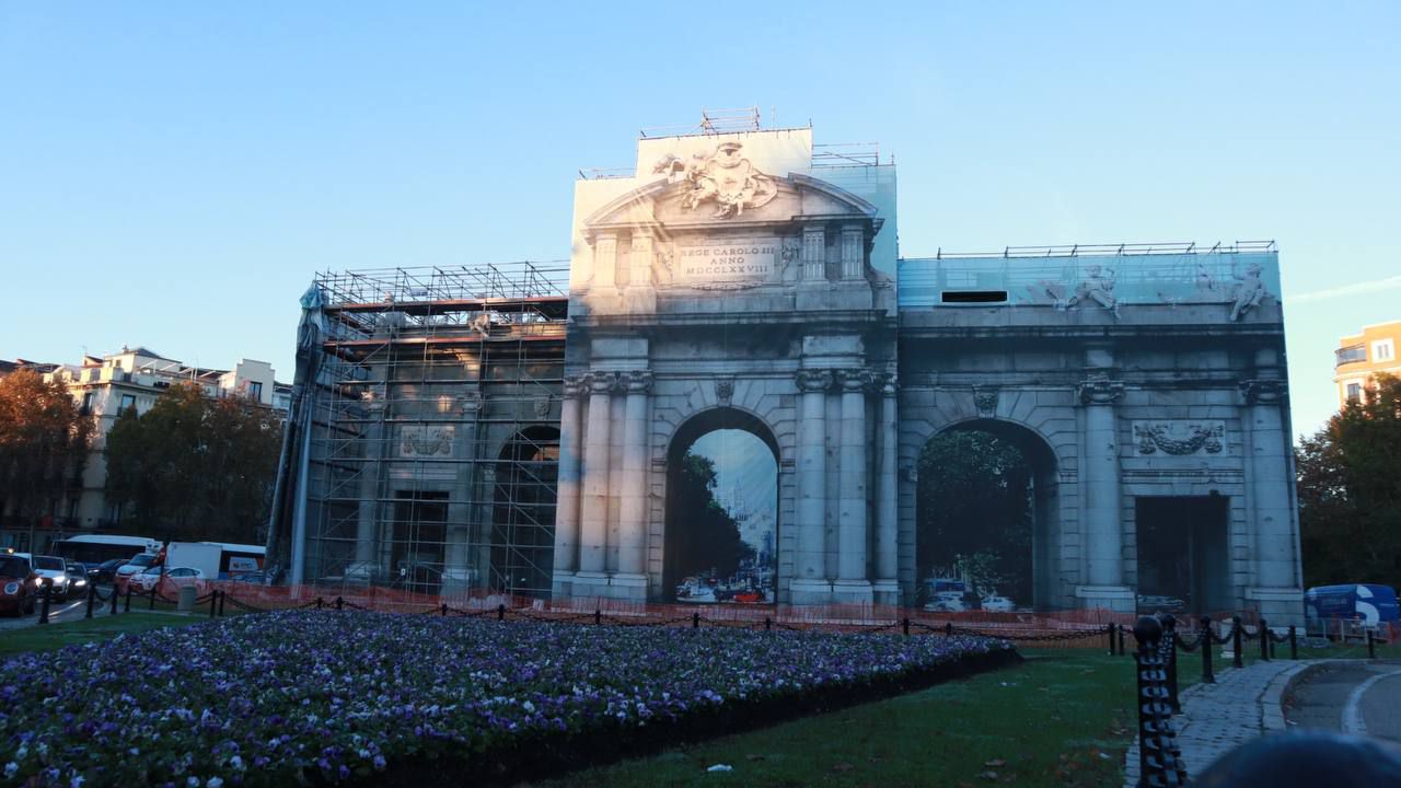 La Puerta de Alcalá, durante las obras
