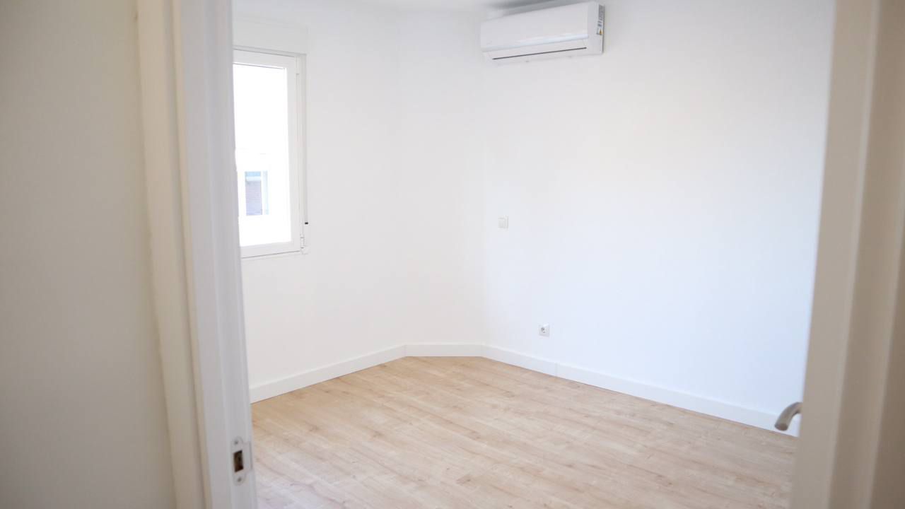 El delegado de Políticas de Vivienda y presidente de EMVS Madrid, Álvaro González, visita una vivienda reformada y rehabilitada íntegramente mediante el programa ReViVa, en el distrito de Tetuán