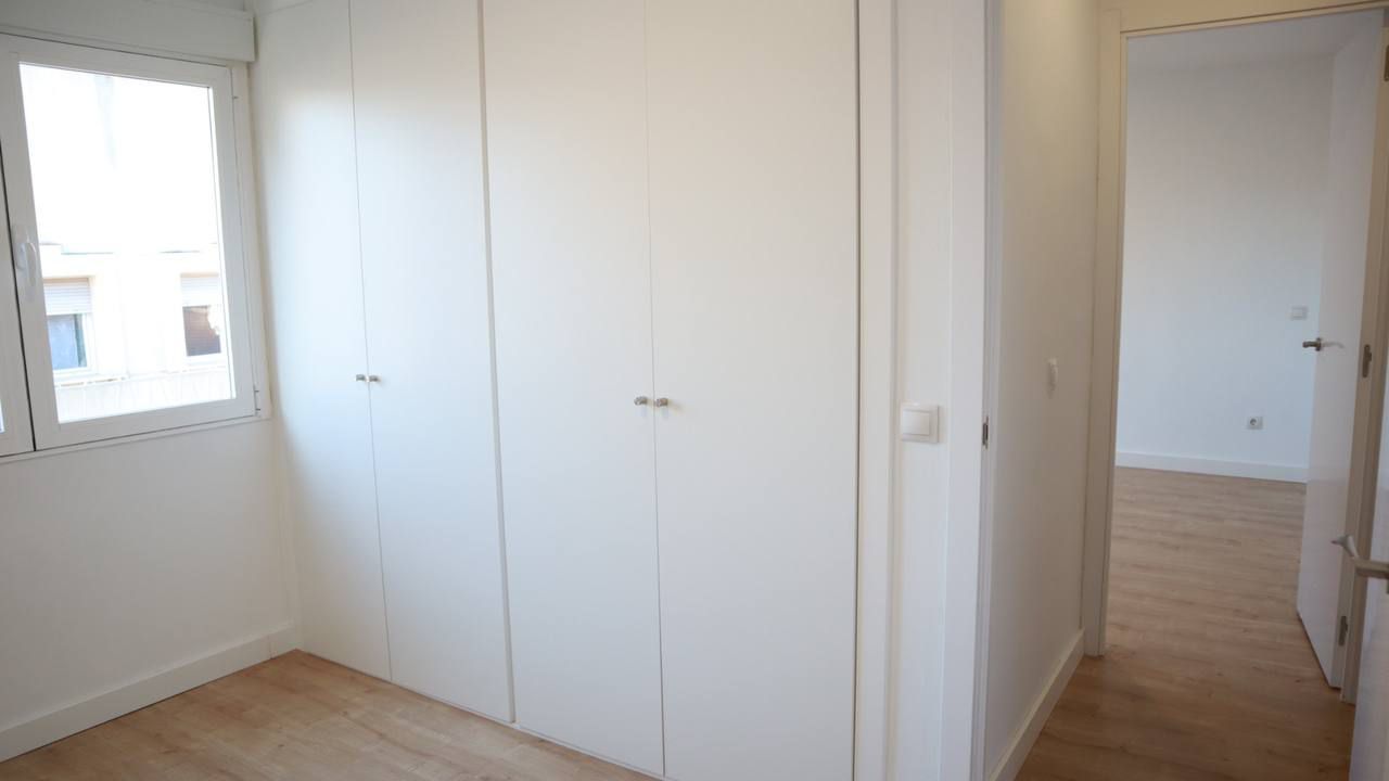 El delegado de Políticas de Vivienda y presidente de EMVS Madrid, Álvaro González, visita una vivienda reformada y rehabilitada íntegramente mediante el programa ReViVa, en el distrito de Tetuán