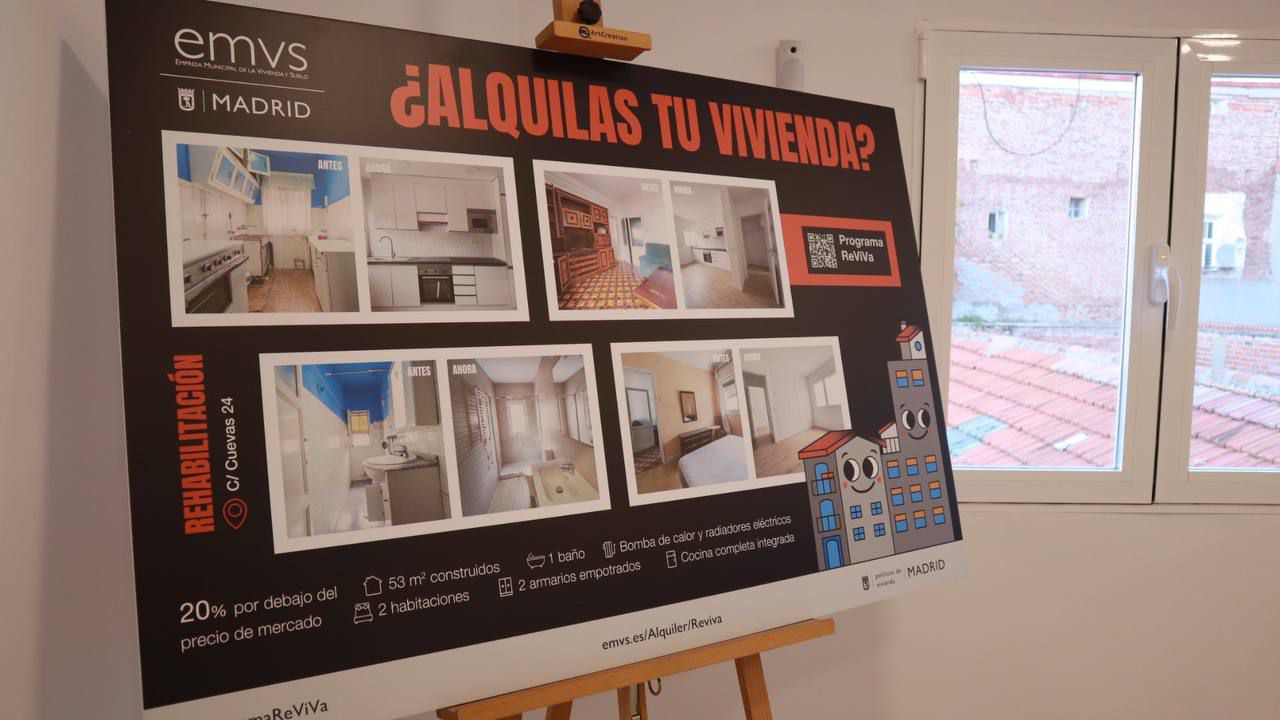 El delegado de Políticas de Vivienda y presidente de EMVS Madrid, Álvaro González, visita una vivienda reformada y rehabilitada íntegramente mediante el programa ReViVa, en el distrito de Tetuán