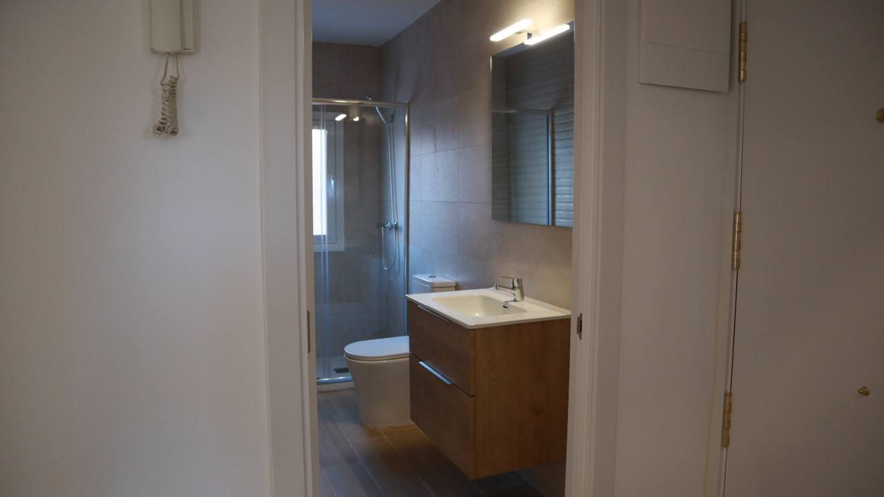 El delegado de Políticas de Vivienda y presidente de EMVS Madrid, Álvaro González, visita una vivienda reformada y rehabilitada íntegramente mediante el programa ReViVa, en el distrito de Tetuán