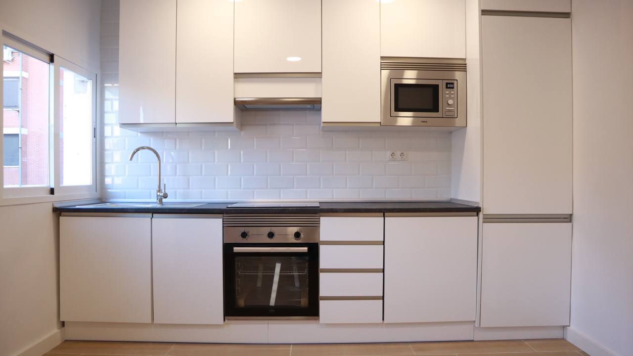 El delegado de Políticas de Vivienda y presidente de EMVS Madrid, Álvaro González, visita una vivienda reformada y rehabilitada íntegramente mediante el programa ReViVa, en el distrito de Tetuán