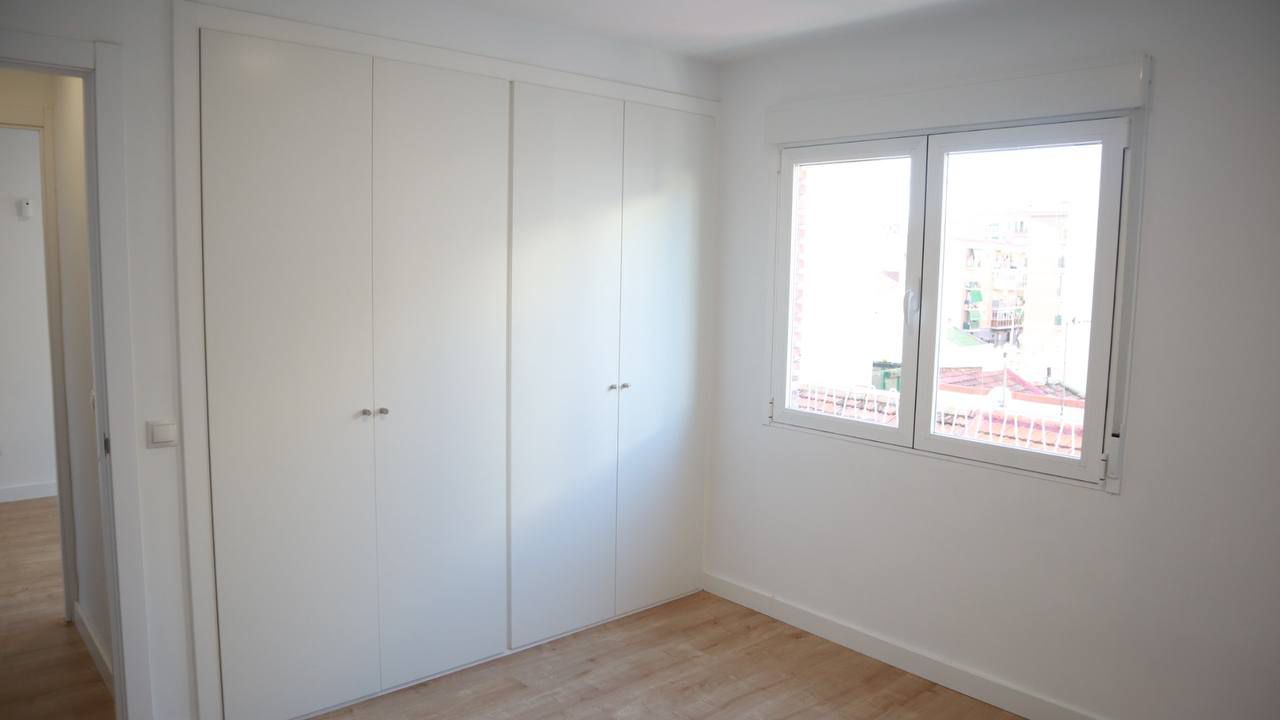 El delegado de Políticas de Vivienda y presidente de EMVS Madrid, Álvaro González, visita una vivienda reformada y rehabilitada íntegramente mediante el programa ReViVa, en el distrito de Tetuán