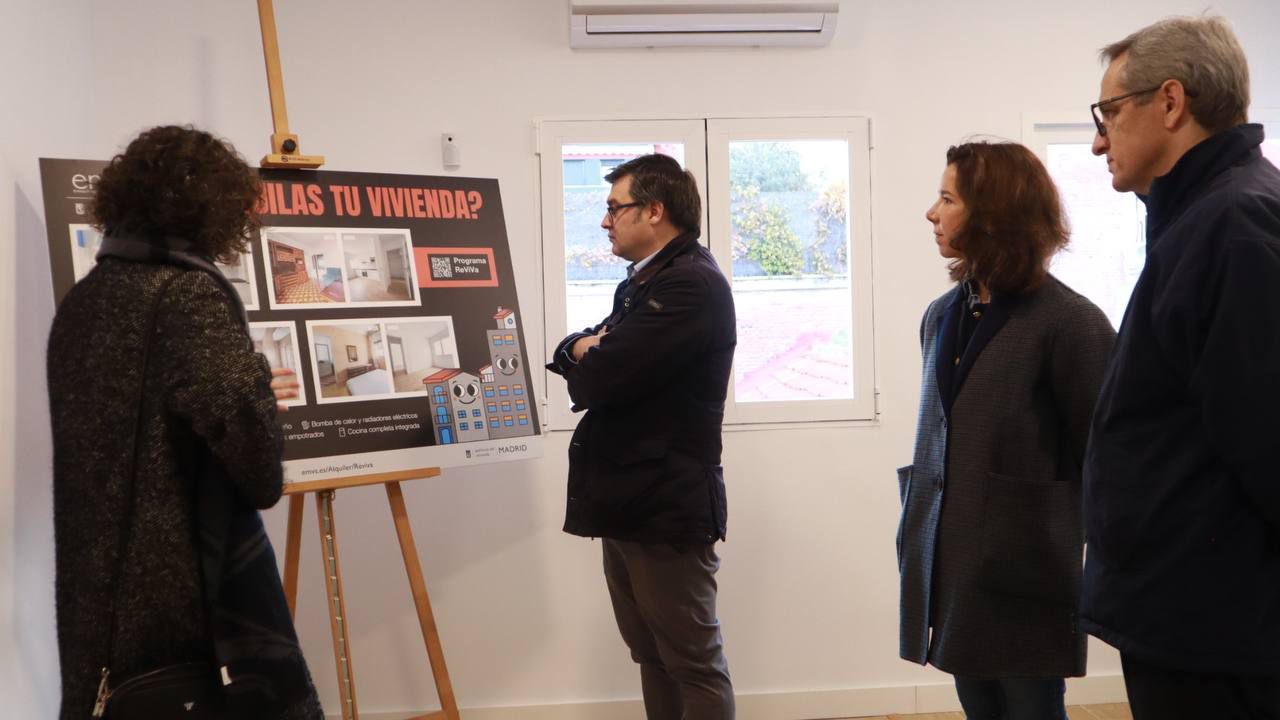 El delegado de Políticas de Vivienda y presidente de EMVS Madrid, Álvaro González, visita una vivienda reformada y rehabilitada íntegramente mediante el programa ReViVa, en el distrito de Tetuán