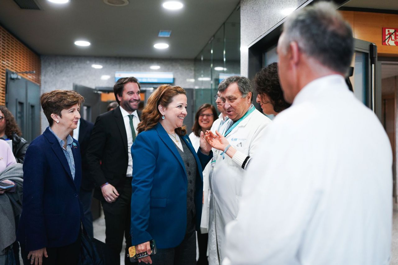 La consejera de Sanidad, Fátima Matute en el hospital público Santa Cristina.