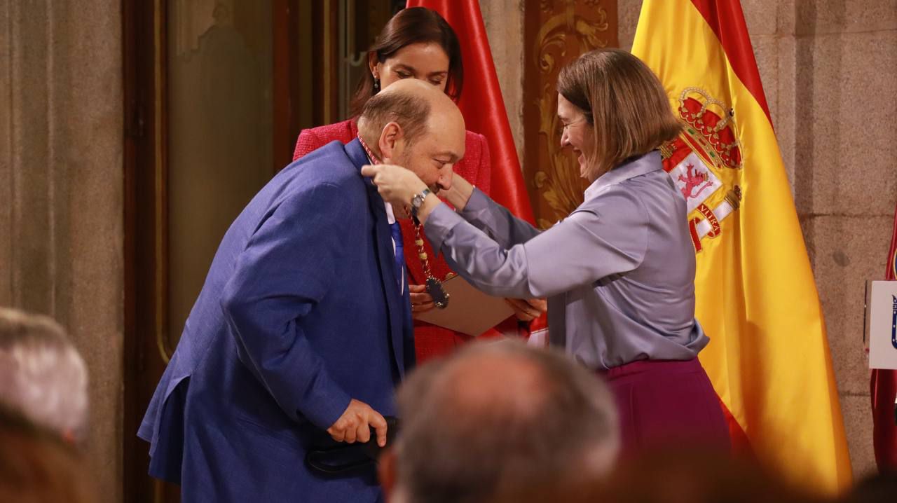 La delegada de Cultura coloca la medalla de honor del Instituto de estudios Madrileños a Constantino Mediavilla
