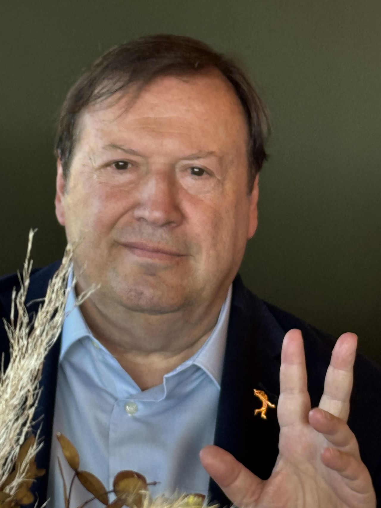 Alfredo Santos, presidente de GINSO también recibió el pin de la APEI