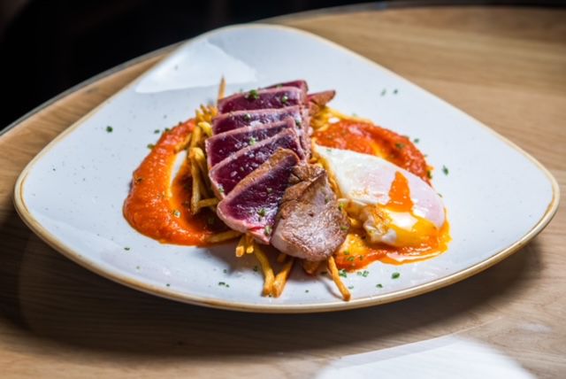 Lomo de atún a la parrilla con salsa de tomate casera, huevo campero y patatas paja