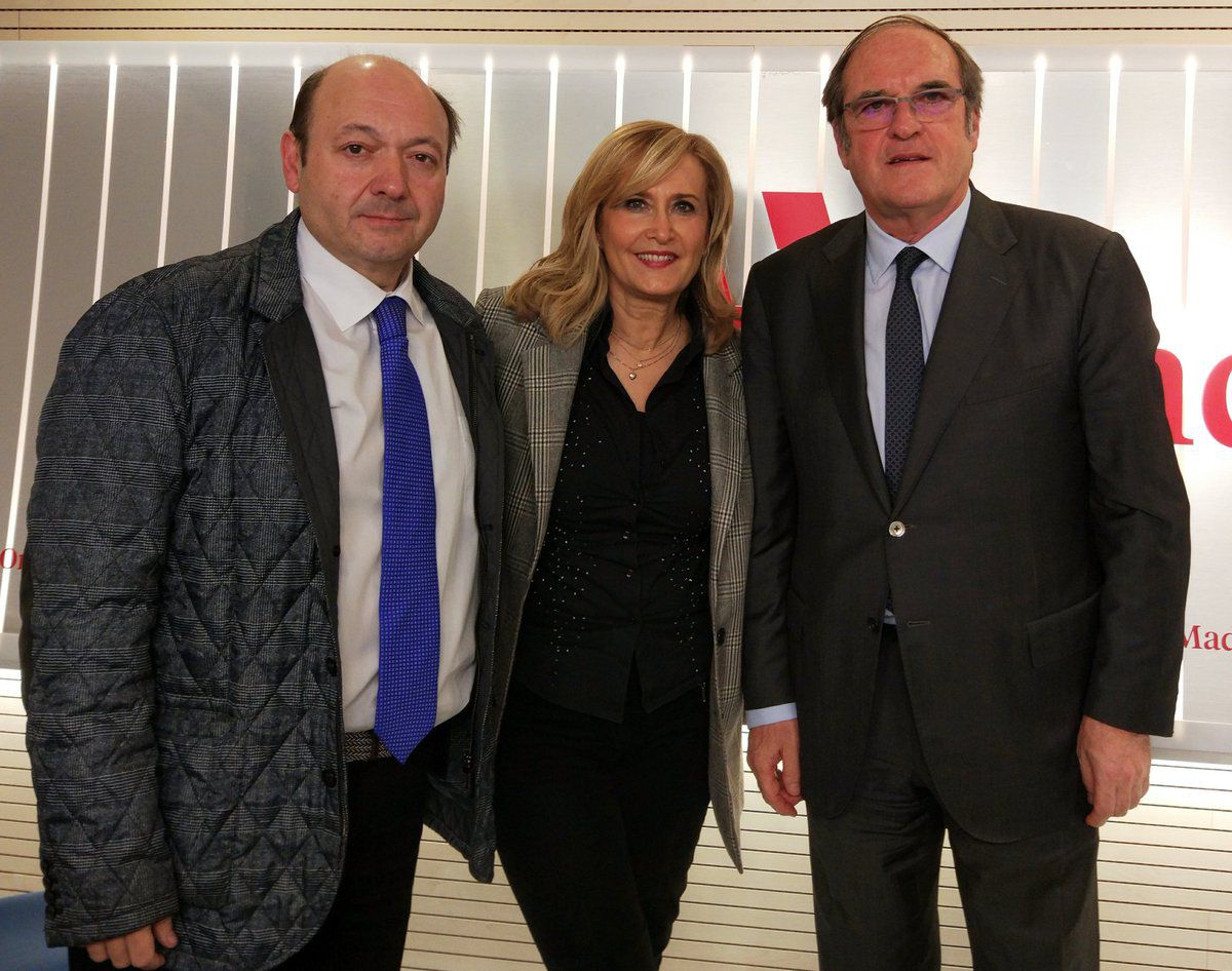 El portavoz del PSOE en la Asamblea de Madrid, Ángel Gabilondo, con Constantino Mediavilla y Nieves Herrero en Com.Permiso.