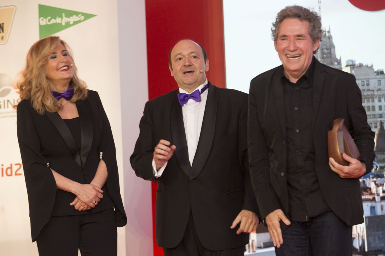 Nieves Herrero y Constantino Mediavilla, presentadores de la gala, junto a Miguel Ríos en la XVI Gala de Premios Madrid.
