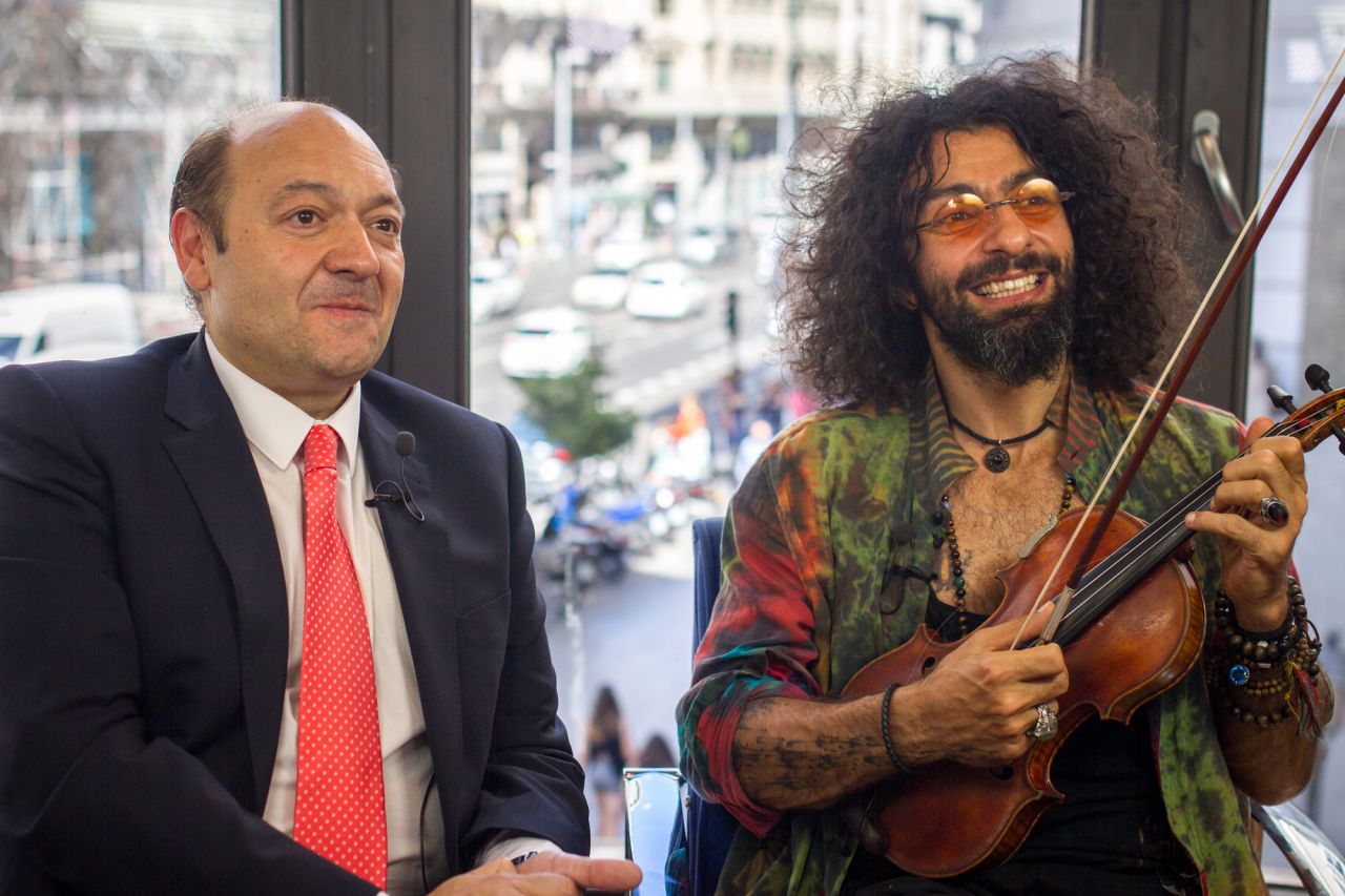 El violinista Ara Malikian, en la Terraza de Gran Vía, con Constantino Mediavilla.