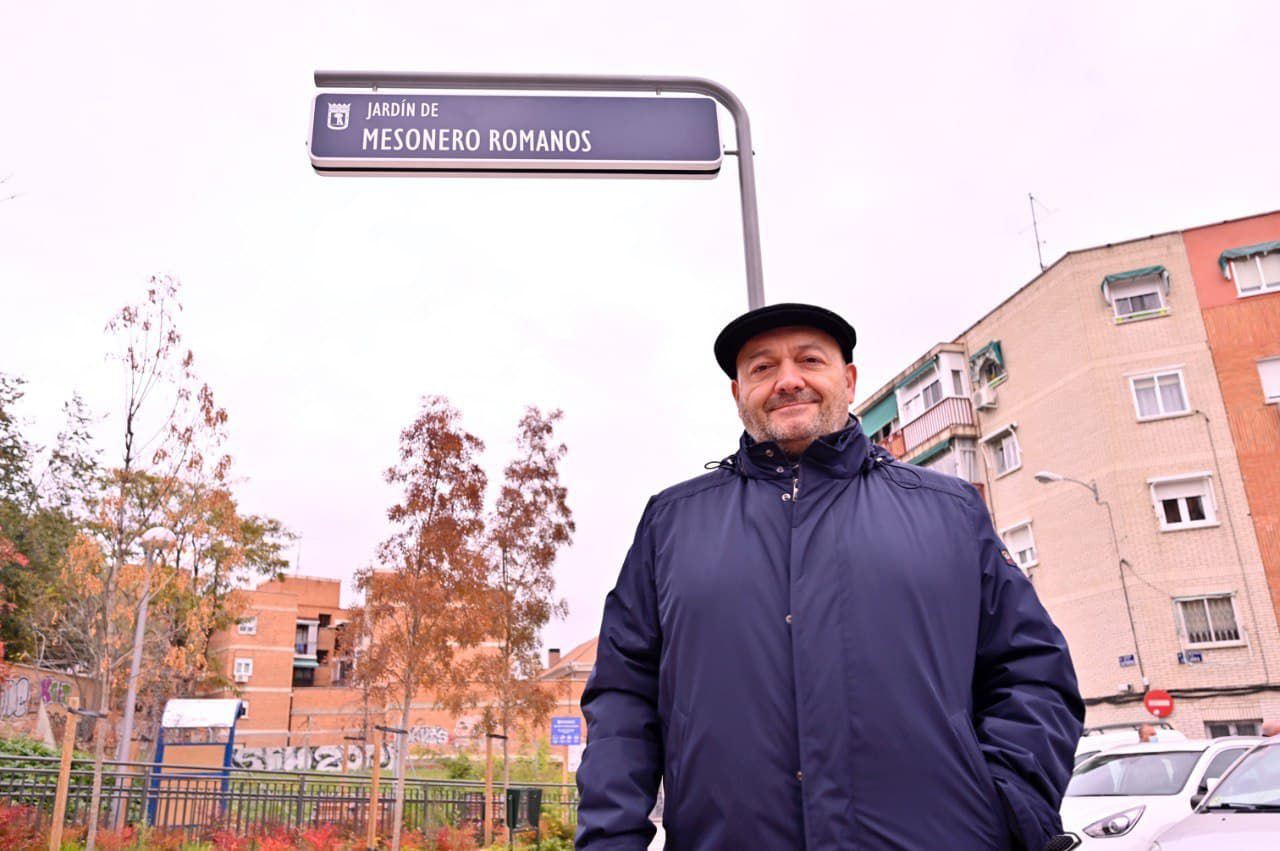 El concejal de Carabanchel, Álvaro González, acompañado del cronista de la Villa de Madrid, Constantino Mediavilla, descubre la placa que da nombre al jardín Mesonero Romanos