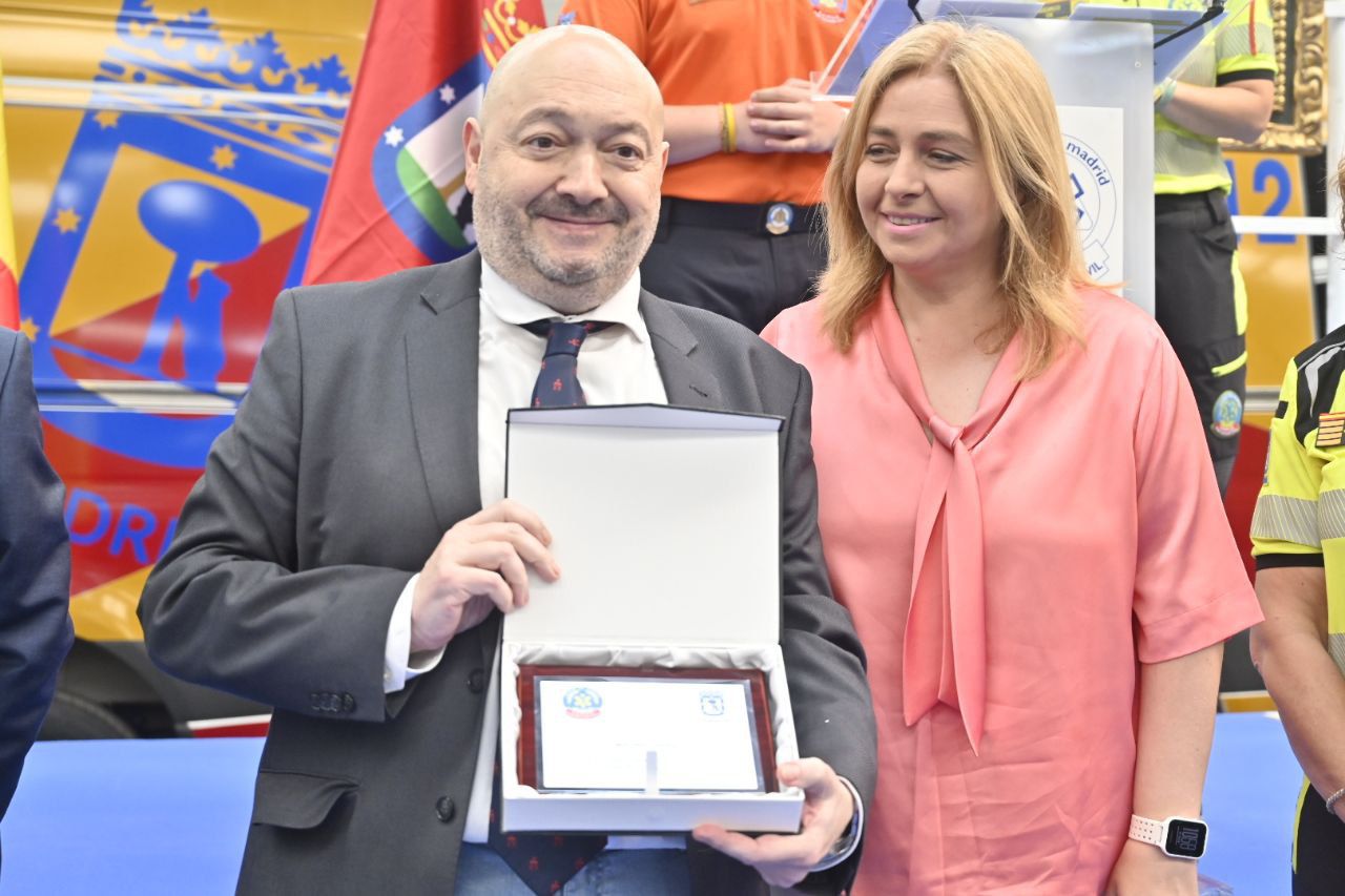 Mediavilla recibe el Premio Emergencias de mano de la actual vicealcaldesa de Madrid, Inma Sanz.