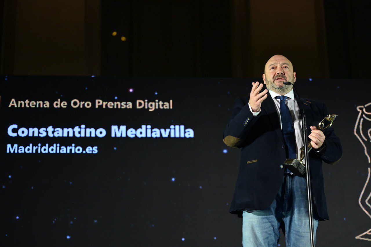 El presidente del Grupo Madridiario, Constantino Mediavilla, recoge la Antena de Oro. 