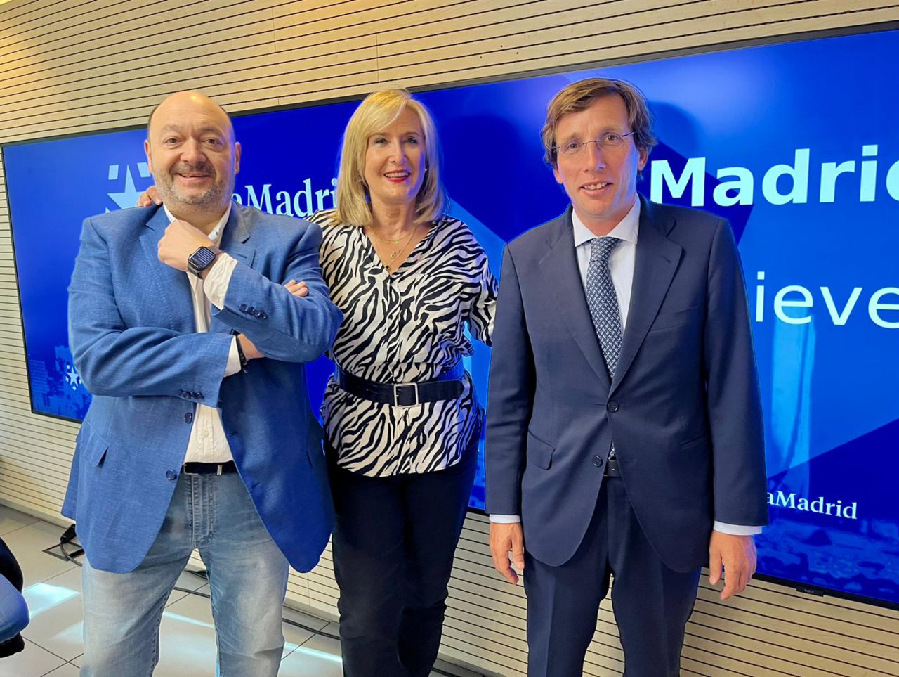 Constantino Mediavilla y Nieves Herrero junto a José Luis Martínez Almeida