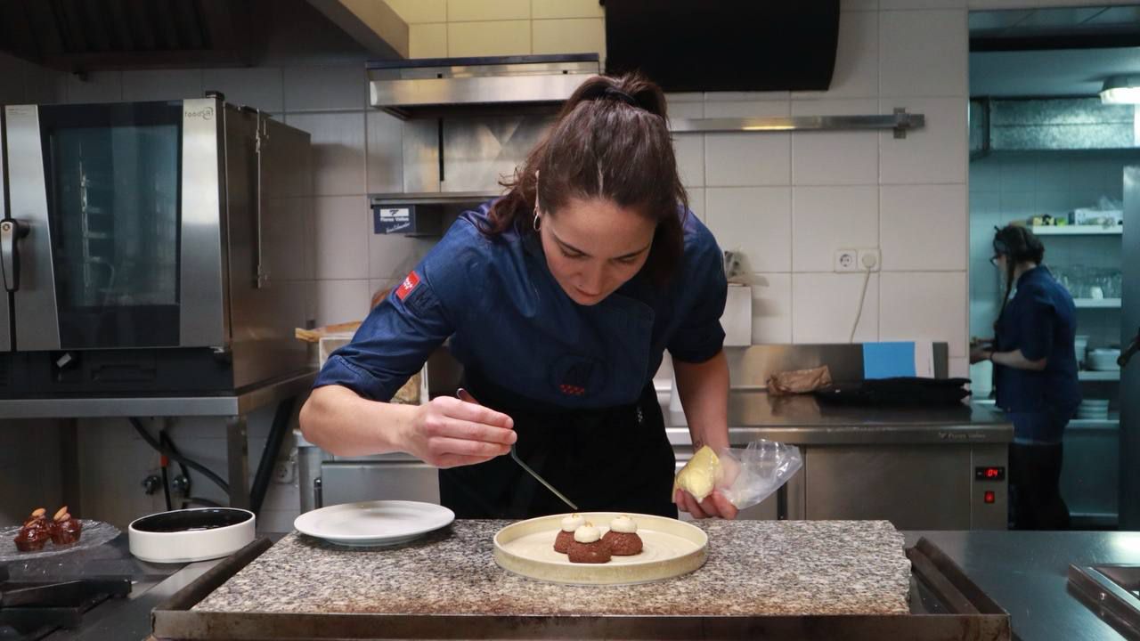 Miembros de ACYRE en un curso de cocina en su sede 
