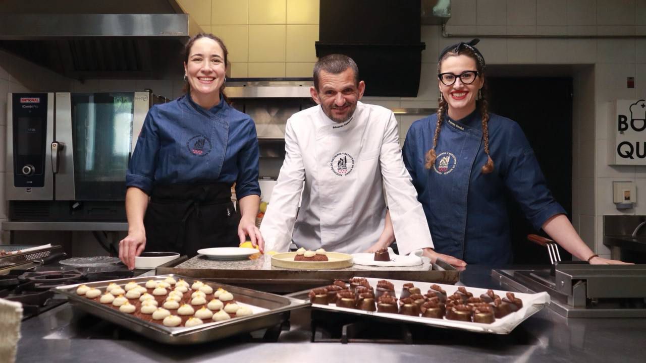 Miembros de ACYRE en un curso de cocina en su sede 