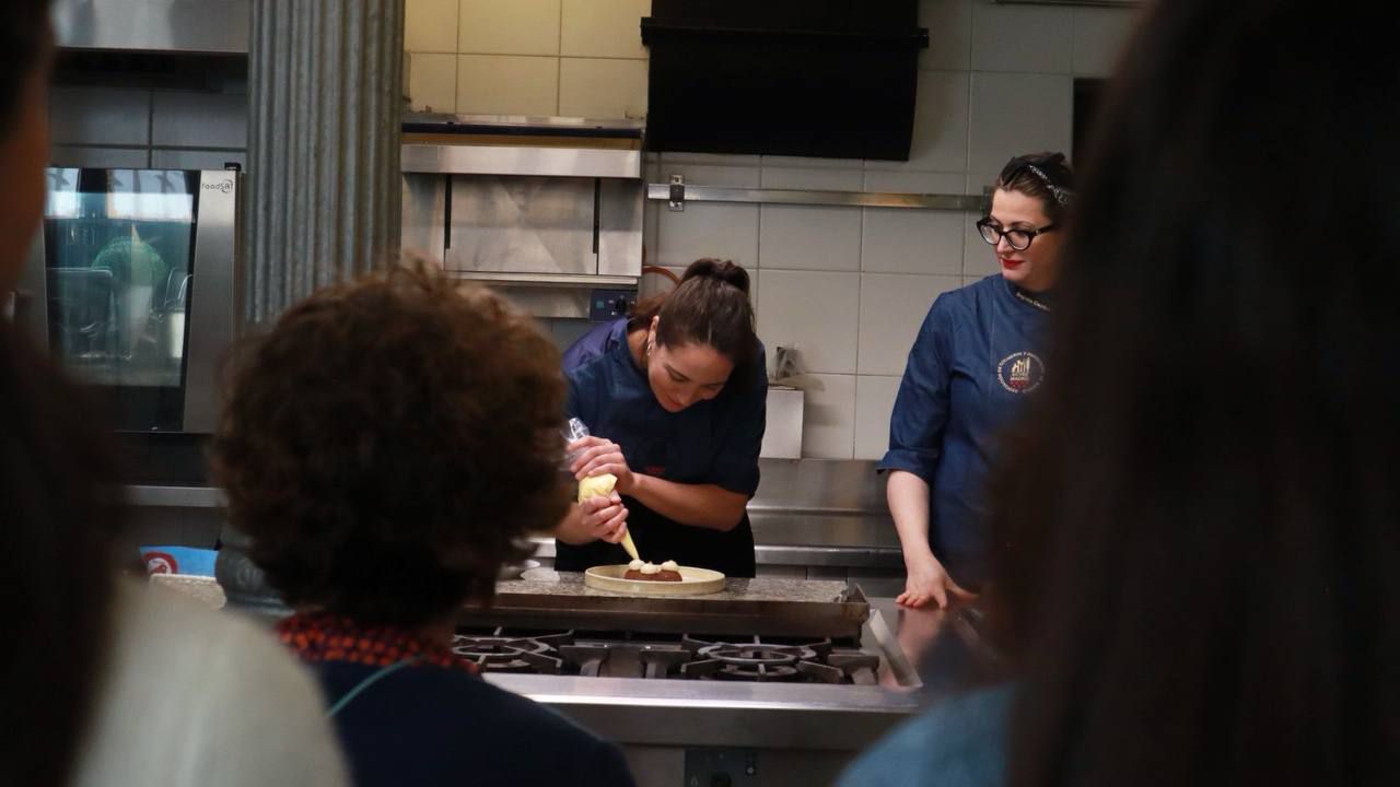 Miembros de ACYRE en un curso de cocina en su sede 