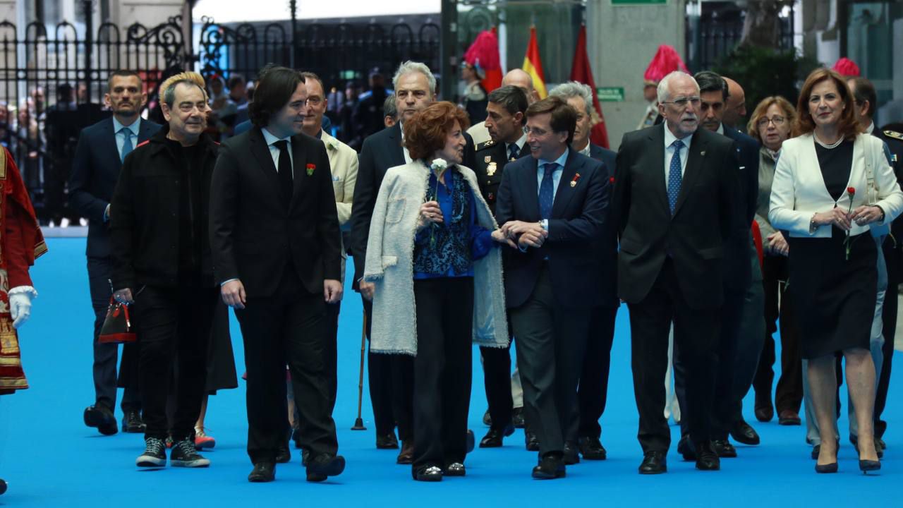 La cronista de la Villa e historiadora Carmen Iglesias acompañada por el alcalde de Madrid y otros galardonados.