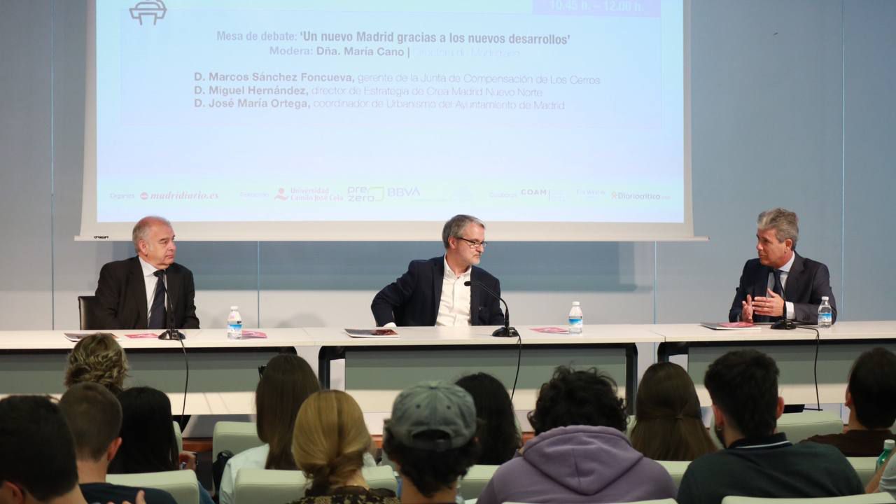 La primera mesa de debate ‘Un nuevo Madrid gracias a los nuevos desarrollos', moderada por María Cano, ha contado con la participación de Marcos Sánchez Foncueva, gerente de la Junta de Compensación de Los Cerros; Miguel Hernández, director de Estrategia de Crea Madrid Nuevo Norte, y José María Ortega