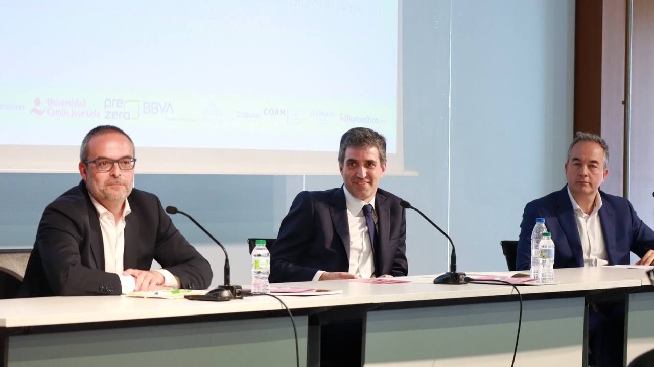 Sergio Cabellos, director de negocio en PreZero España; Javier de la Torre, director de la delegación Madrid de FCC Medio Ambiente y Ángel González, director de Zona Norte y Comunidad de Madrid de Servicios Urbanos de Valoriza.