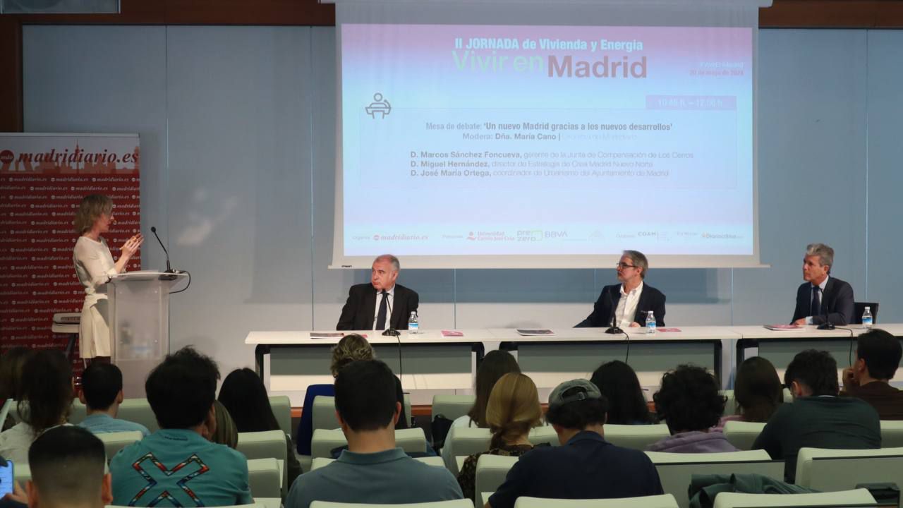 La primera mesa de debate ‘Un nuevo Madrid gracias a los nuevos desarrollos', moderada por María Cano, ha contado con la participación de Marcos Sánchez Foncueva, gerente de la Junta de Compensación de Los Cerros; Miguel Hernández, director de Estrategia de Crea Madrid Nuevo Norte, y José María Ortega