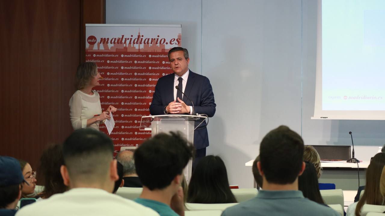 Jorge Rodrigo, consejero de Vivienda, Transportes e Infraestructuras de la Comunidad de Madrid y María Cano, directora de Madridiario