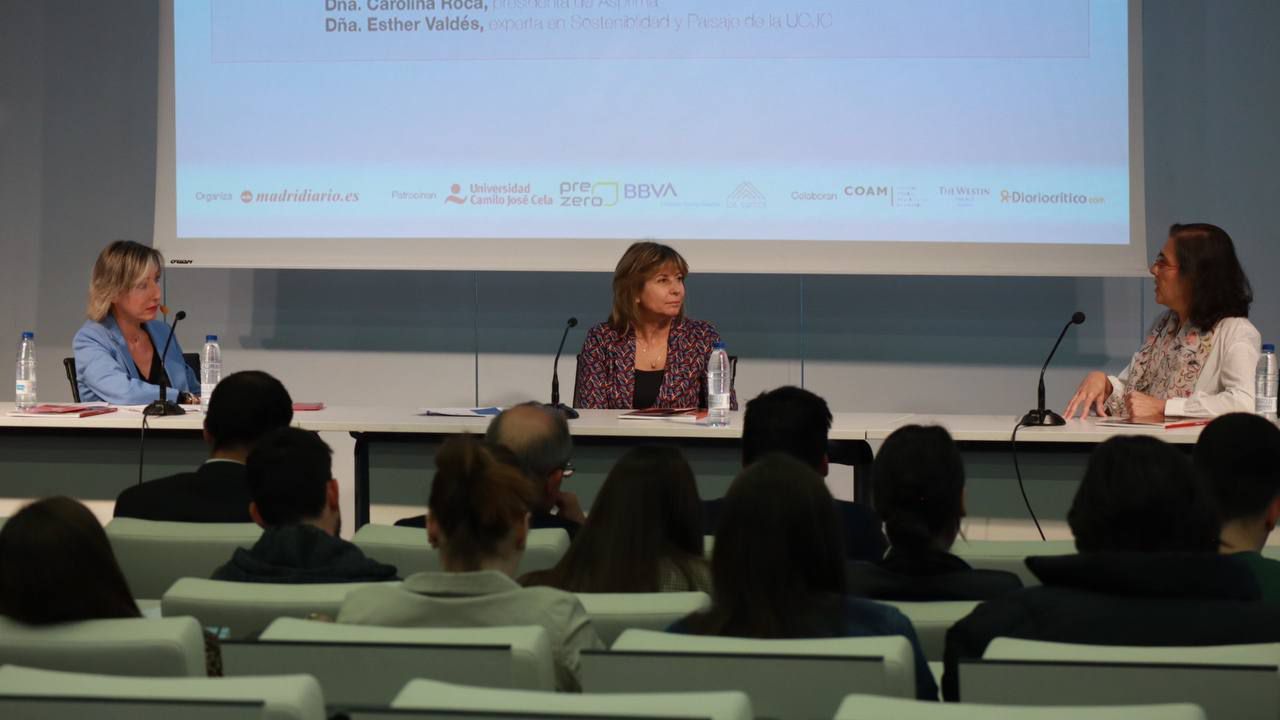 Carolina Roca, presidenta de Asprima; y Esther Valdés, experta en Sostenibilidad y Paisaje en la UCJC