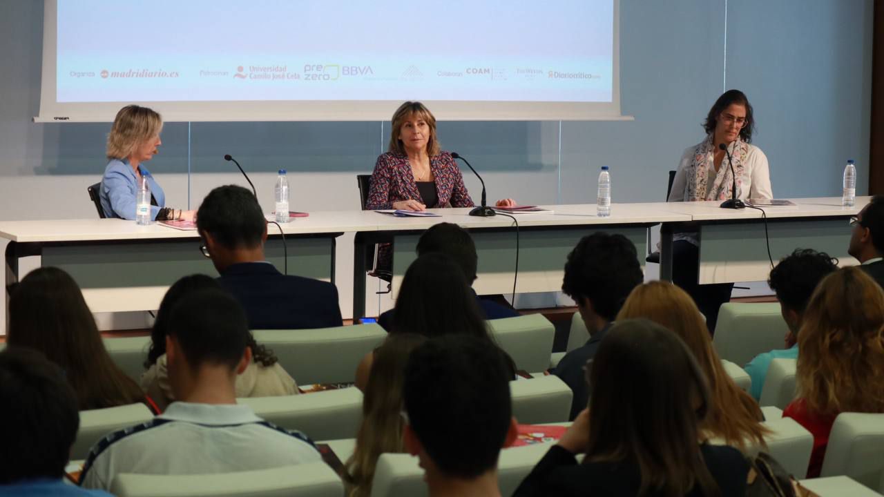 Carolina Roca, presidenta de Asprima; y Esther Valdés, experta en Sostenibilidad y Paisaje en la UCJC