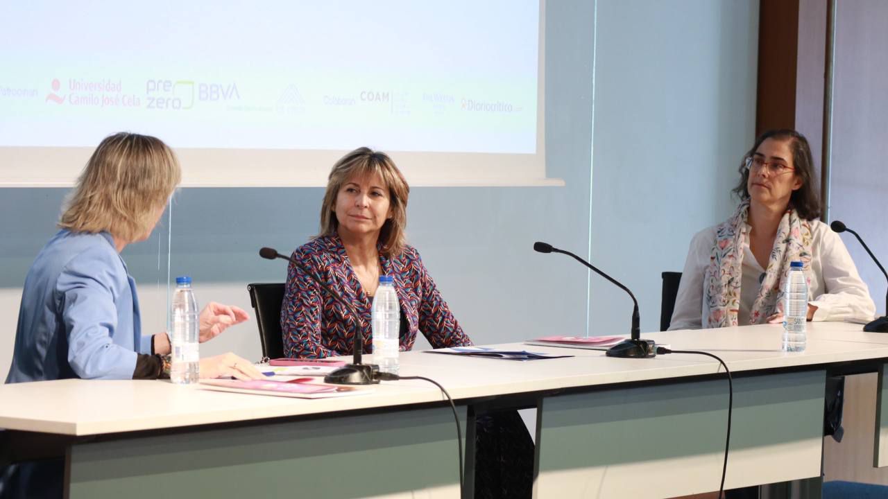 Carolina Roca, presidenta de Asprima; y Esther Valdés, experta en Sostenibilidad y Paisaje en la UCJC