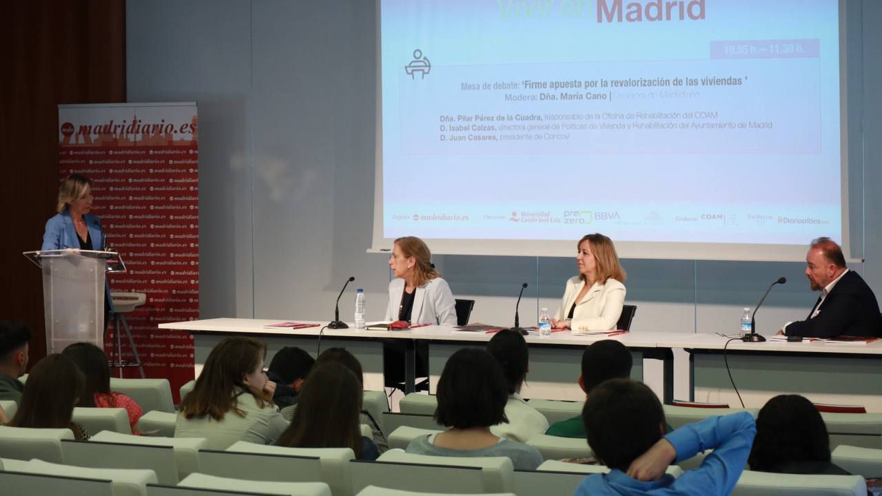Pilar Pérez de la Cuadra, responsable de la Oficina de Rehabilitación del COAM; Isabel Calzas, directora general de Políticas de Vivienda y Rehabilitación del Ayuntamiento de Madrid; y Juan Casares, presidente de Concovi