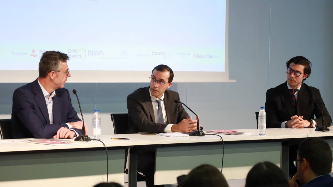 Diego Cordón, director de Energía y Sostenibilidad de BBVA en España; Rafael Landín, Delegaciones Institucionales de Iberdrola; y David García, presidente de MWCC