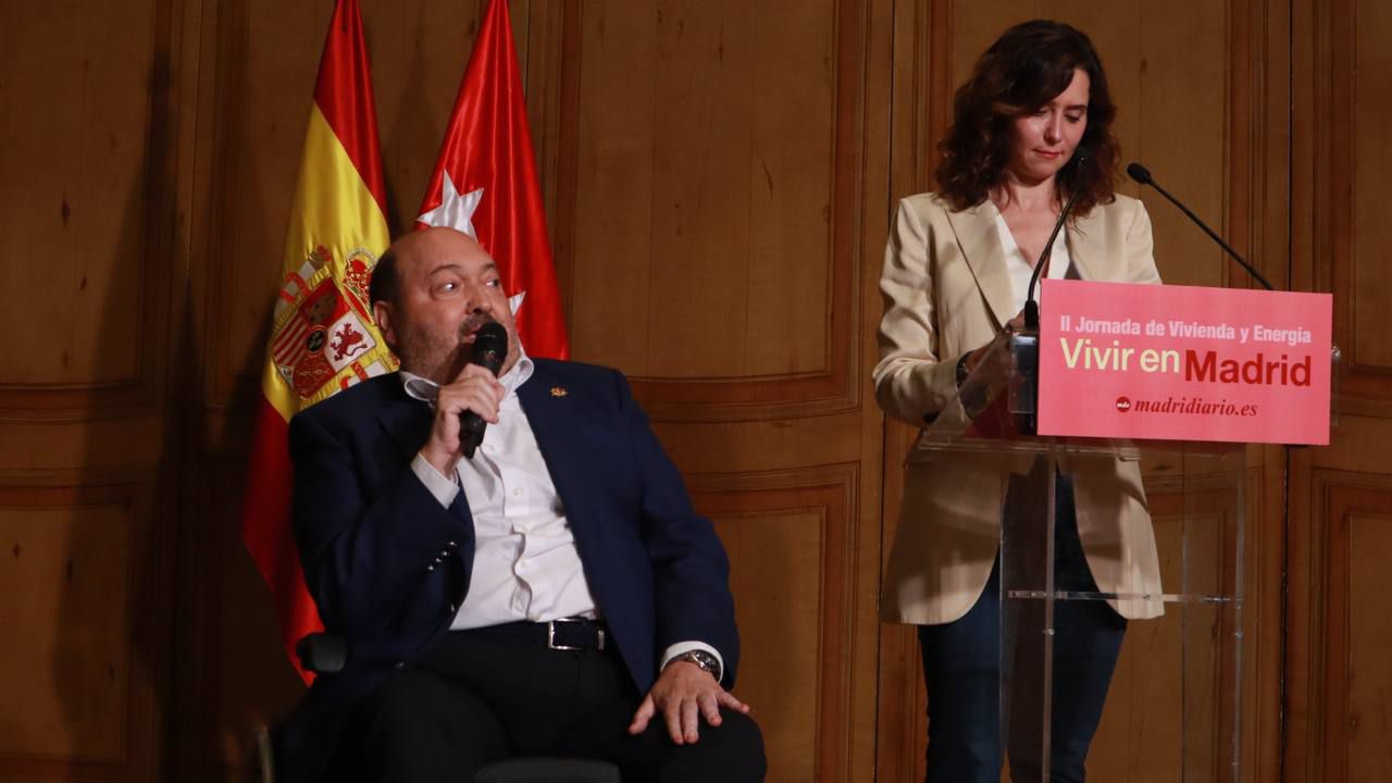Constantino Mediavilla da paso a Isabel Díaz Ayuso en la clausura de las II Jornadas de Vivienda y Energía