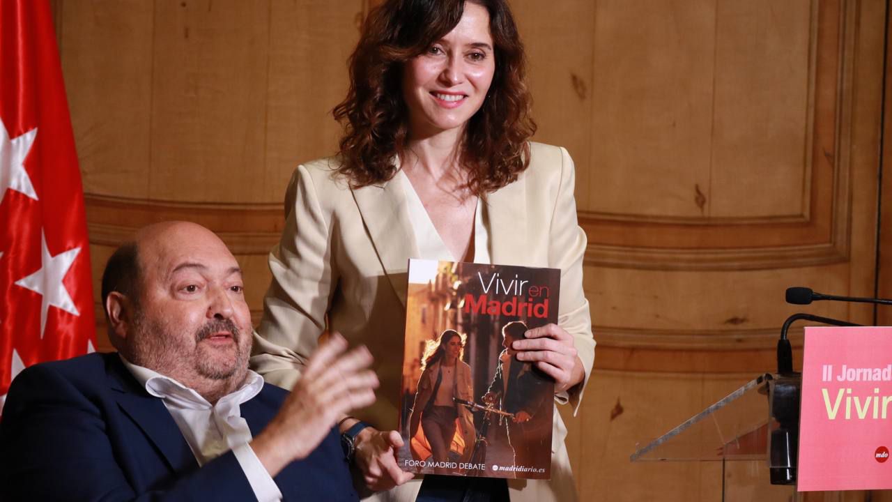 Isabel Díaz Ayuso y Constantino Mediavilla con el libro 'Vivir en Madrid'