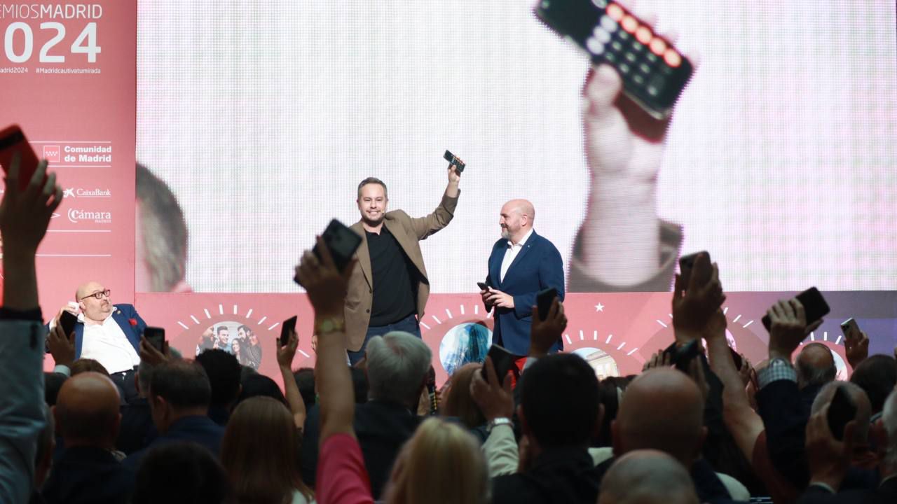 El mago Jorge Blass y el ganador del popular concurso televisivo Pasapalabra, Óscar Díaz, premiado con el galardón a la mejor Iniciativa de Golf