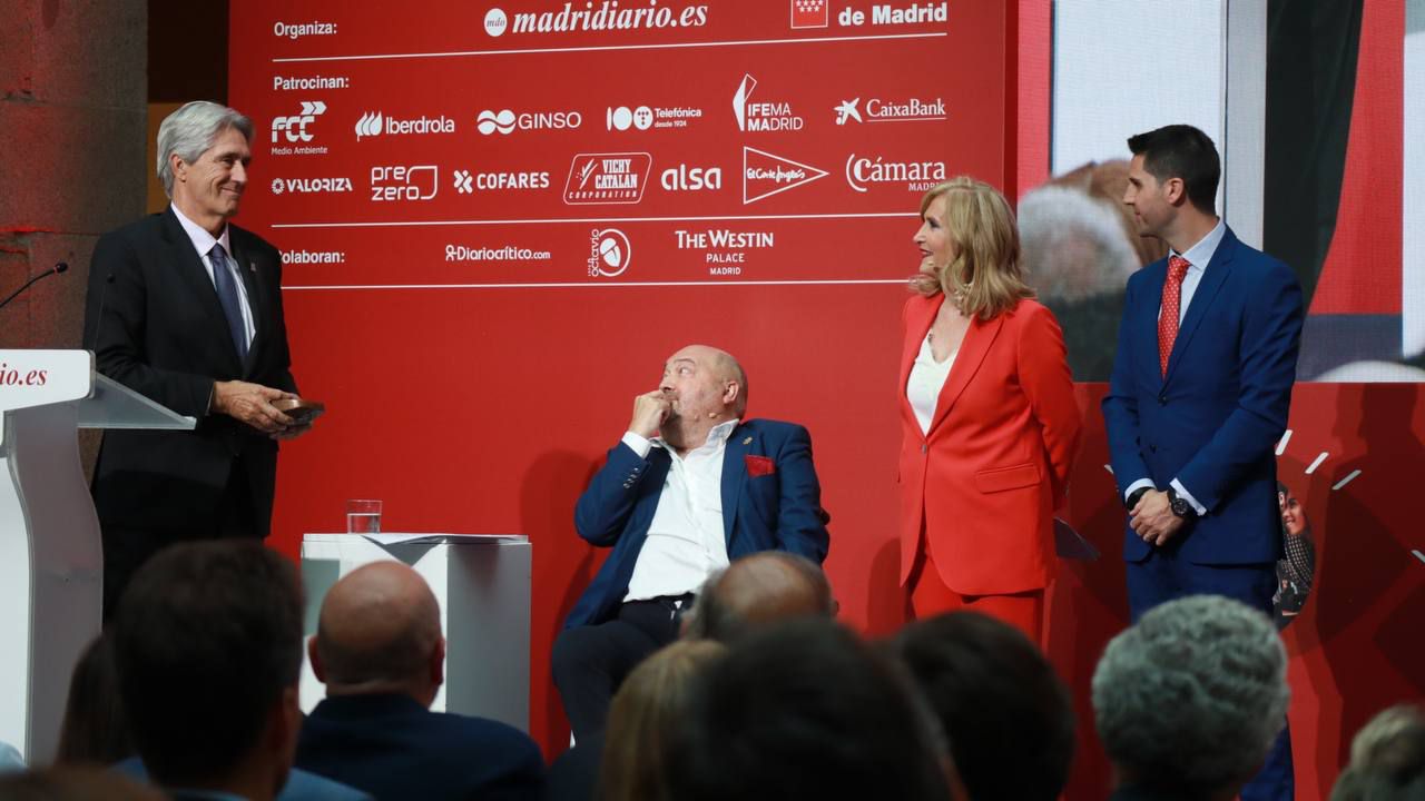 Constantino Mediavilla, presidente editor de Madridiario, y Nieves Herrero rector de la Universidad de Alcalá, José Vicente Saz.