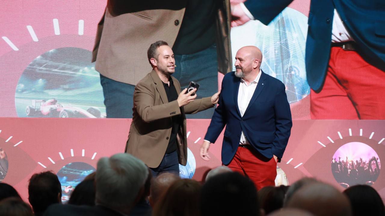 El mago Jorge Blass y el ganador del popular concurso televisivo Pasapalabra, Óscar Díaz, premiado con el galardón a la mejor Iniciativa de Golf