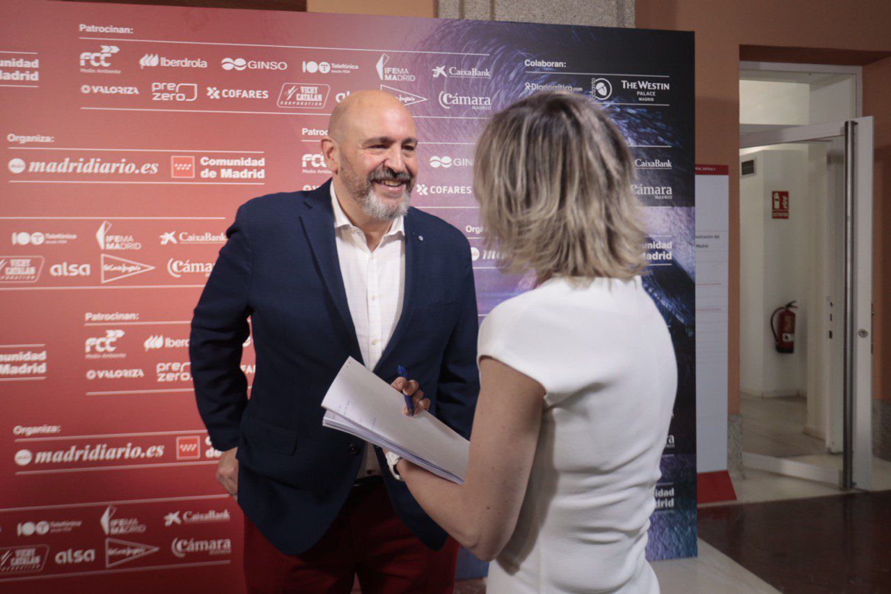 Óscar Díaz, ganador del Pasapalabra y premio Iniciativa de Golf, y María Cano, directora de Madridiario