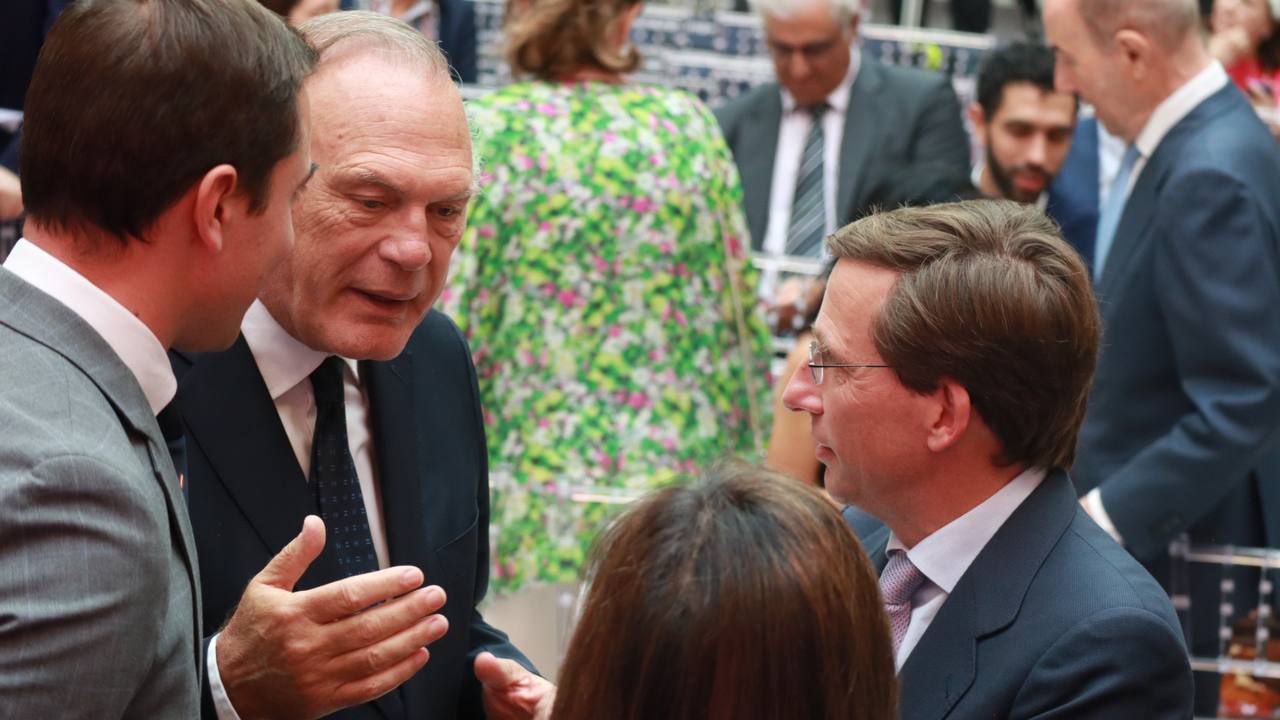 Pedro Piqueras conversa con el alcalde de Madrid