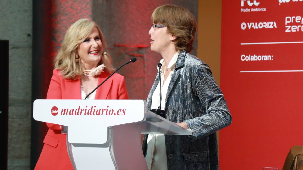 La periodista Nieves Herrero y Carmen Martínez de Pancorbo, directora gerente del Hospital 12 de Octubre